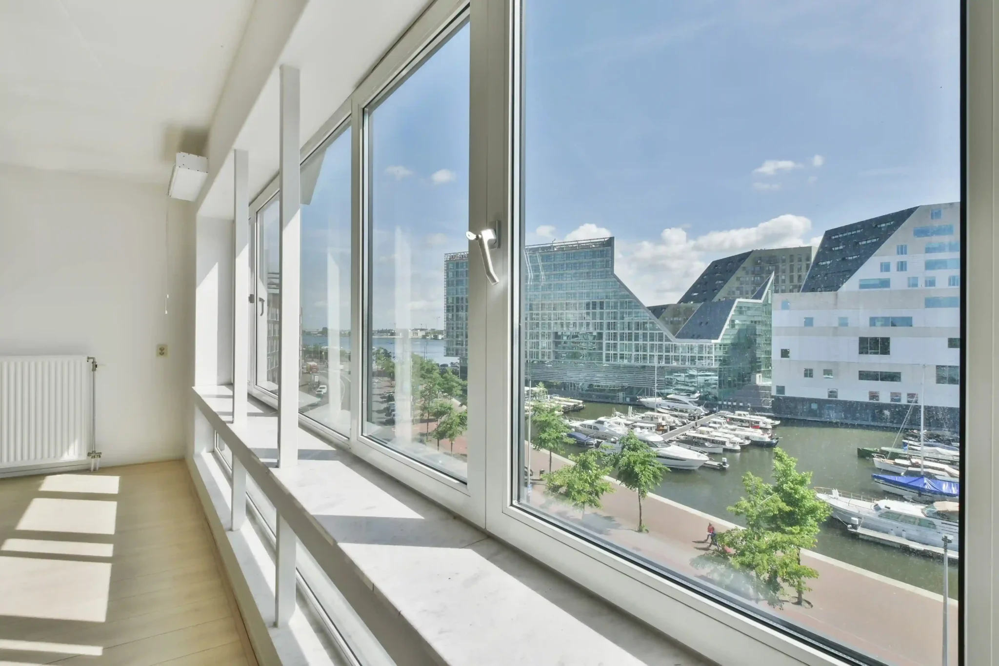 Fenêtre en aluminium avec vue sur la marina et la ville