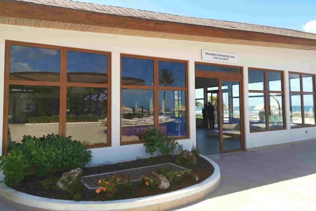 Casa fronte mare con porta a battente e vista sull'oceano