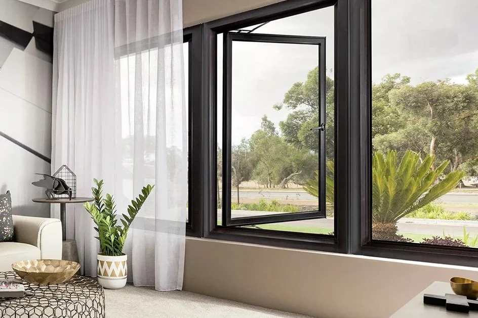 Fenêtre à battant dans un salon moderne