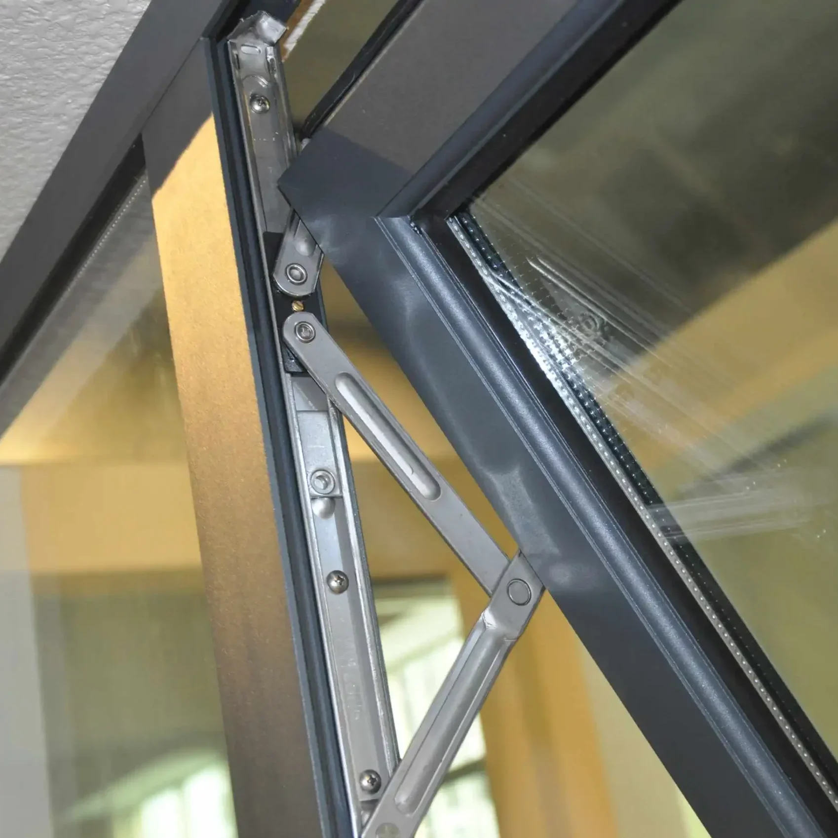 Vue intérieure d'une fenêtre à auvent ouverte montrant le mécanisme de charnière