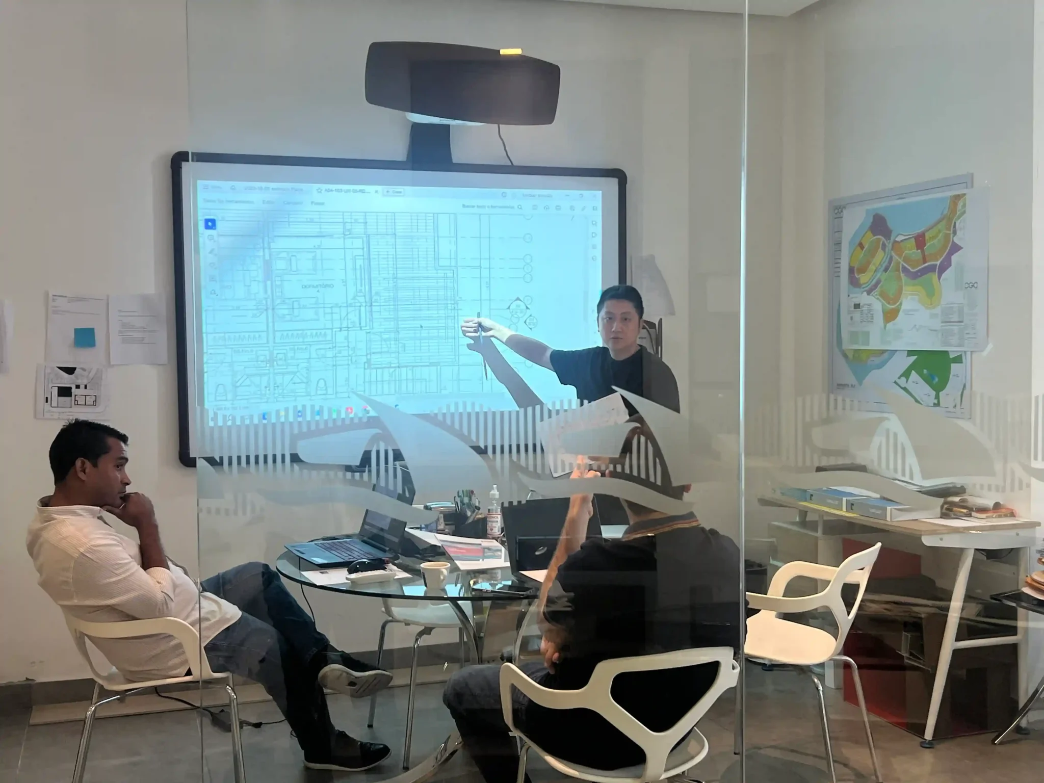 Il team discute i progetti di costruzione in una riunione d'ufficio