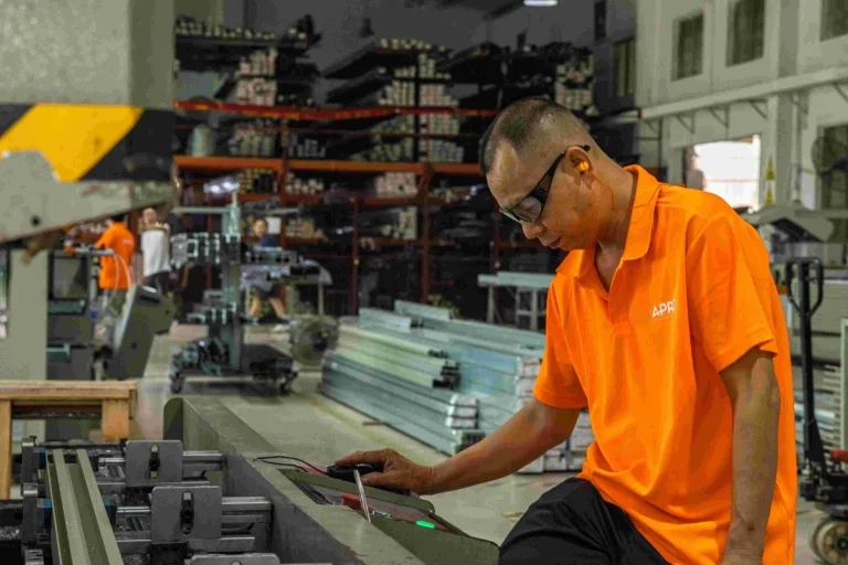 Un ouvrier inspecte l'équipement dans l'usine