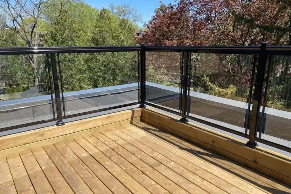 Ringhiera in alluminio e vetro Terrazza sul tetto con ringhiera in pannelli di vetro
