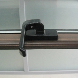 Maniglia nera per lo scorrimento e il fissaggio del pannello della finestra