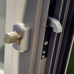 Primo piano di una serratura e maniglia di una porta con cerniera argentata