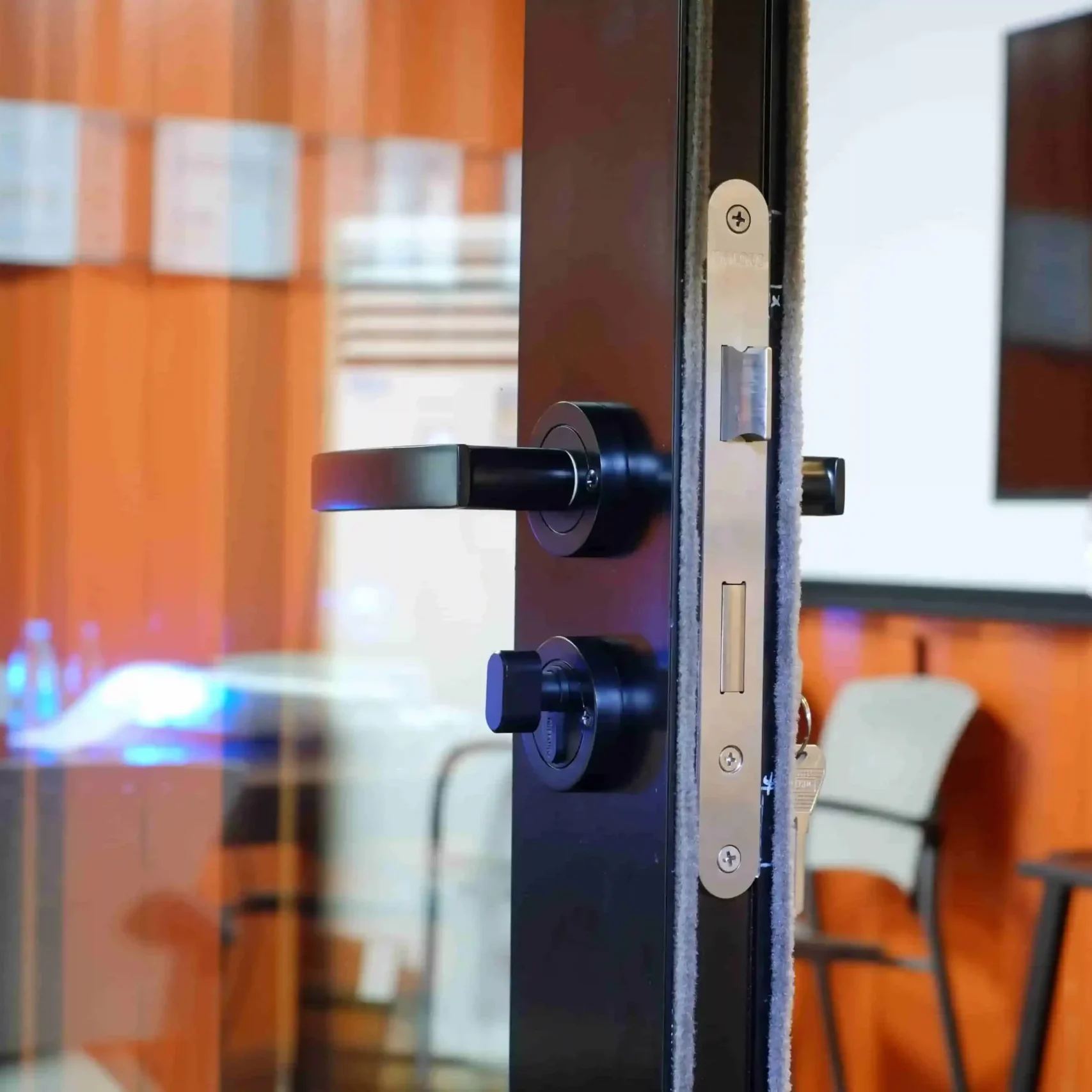 Primo piano del design moderno della serratura e della maniglia della porta