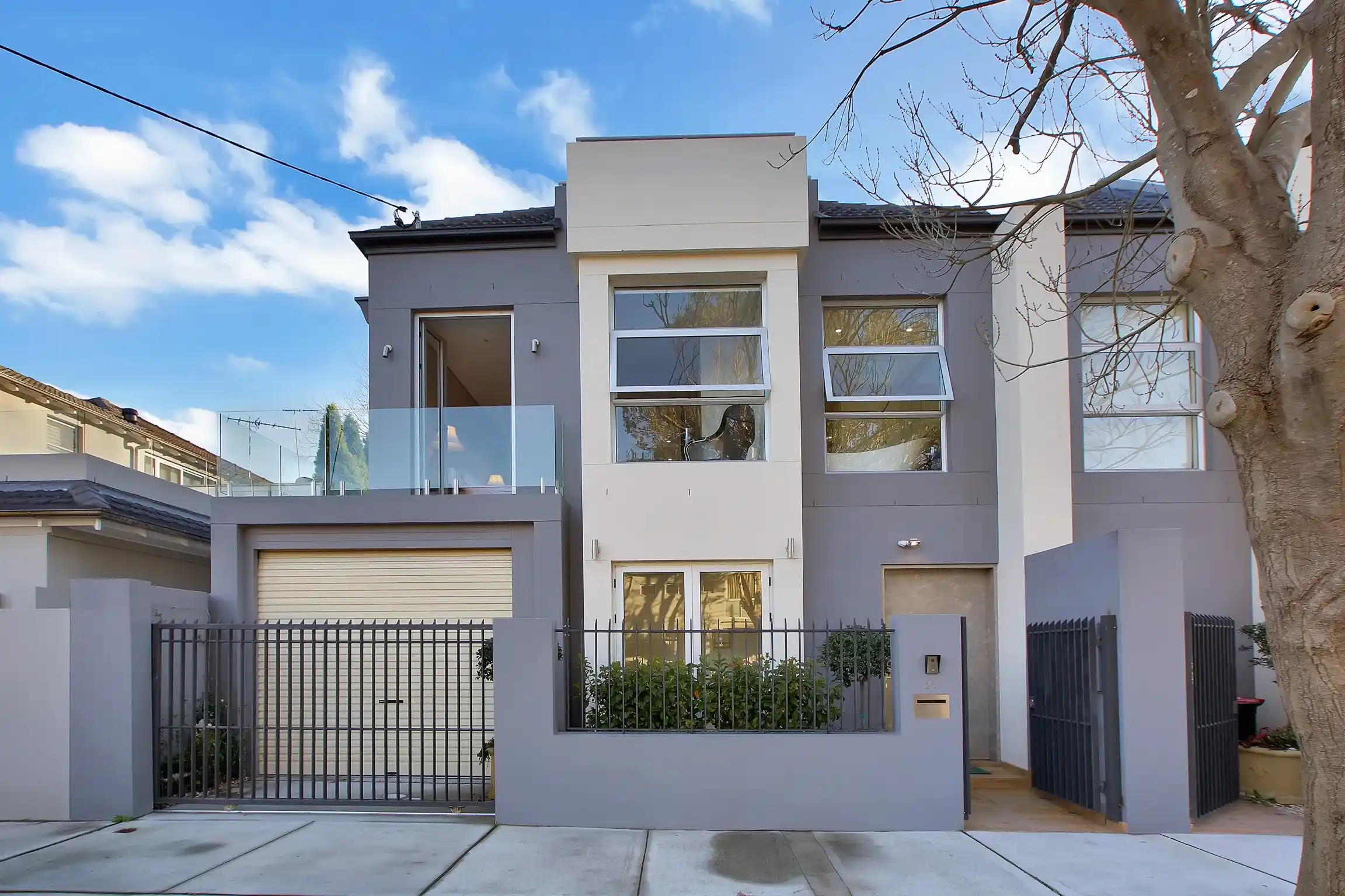 Vue de face d'une élégante maison de ville fermée de Double Bay Residences