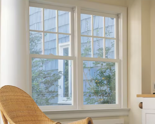 Finestra a doppia anta con quattro vetri divisi e stile griglia