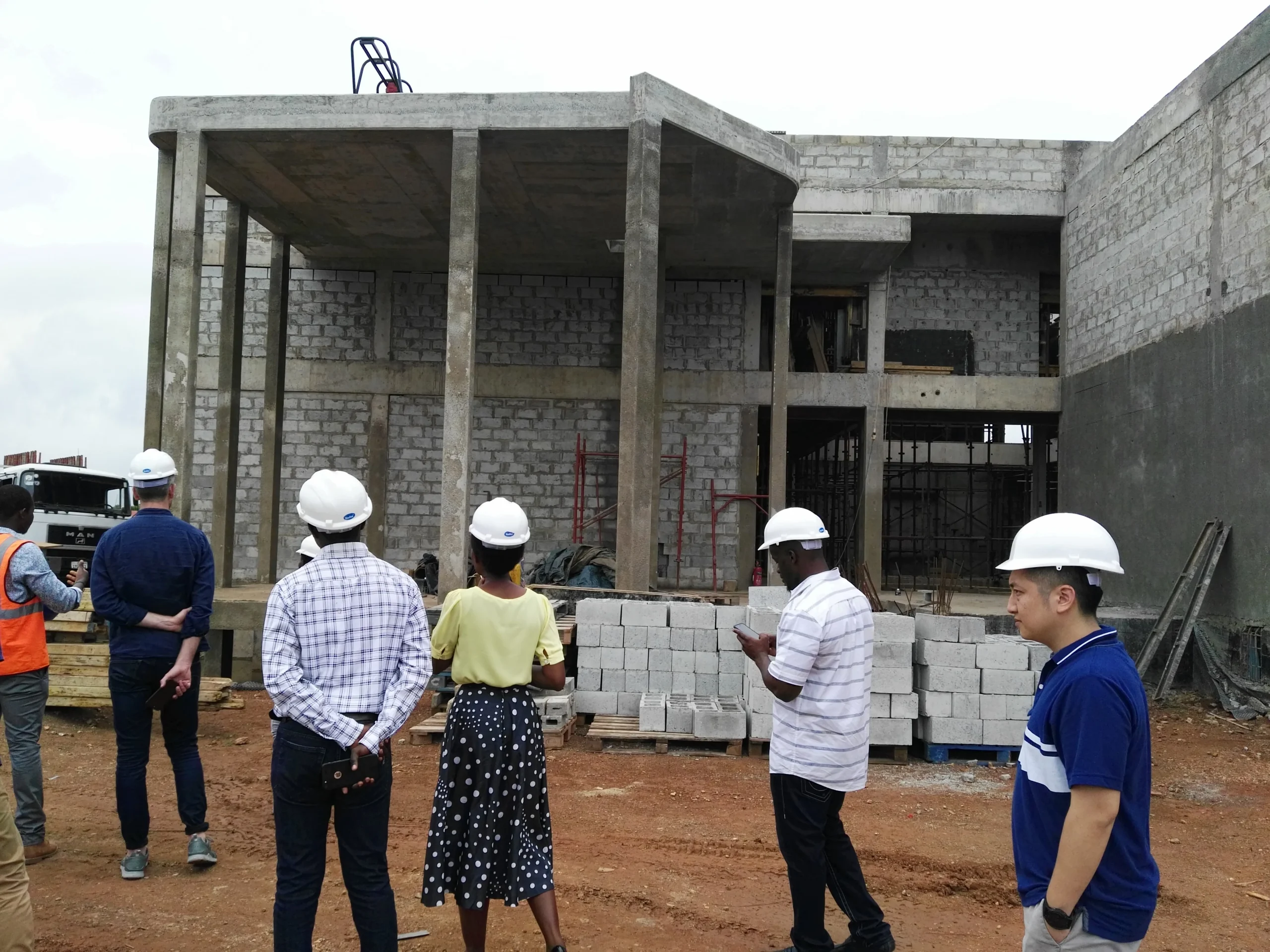 Ingegneri ispezionano il cantiere di The Tower Cascades