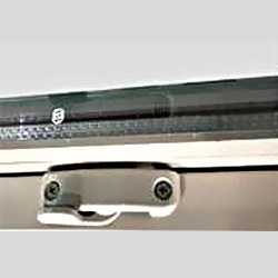 Chiusura a ribalta per finestra appesa con viti sul telaio superiore