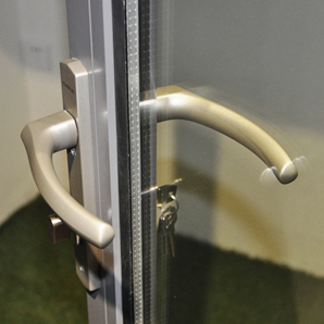 Maniglie per porte a doppia cerniera in argento con serratura su vetro