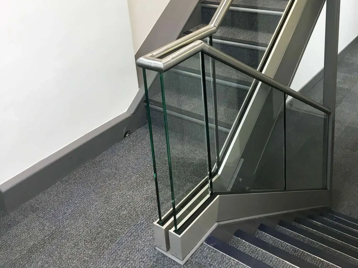 Ringhiera in vetro a canale U Ringhiera per scale in vetro con corrimano in metallo