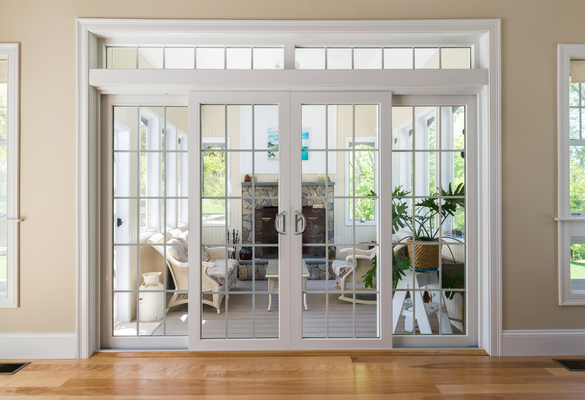 대형 유리 패널이 있는 비닐 슬라이딩 도어