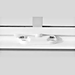 Meccanismo di blocco a battente bianco su un telaio di finestra appeso