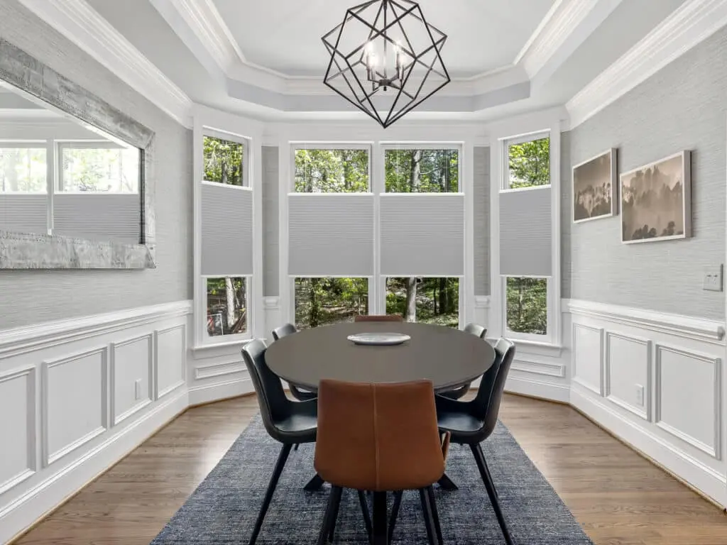 프라이버시를 위한 베이 윈도우 아이디어에 윈도우 트리트먼트를 추가하세요