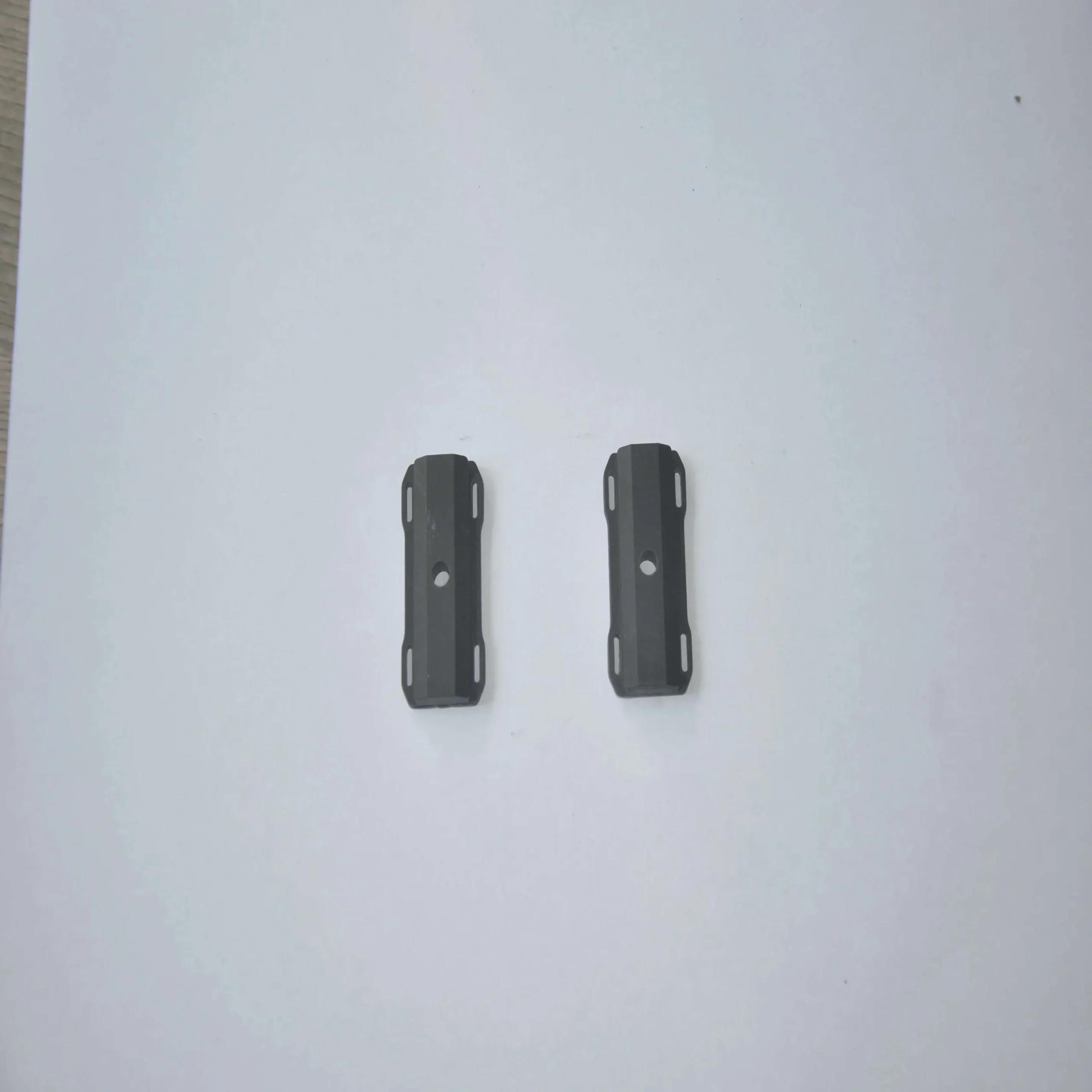 Accessoire pour baie vitrée deux petites plaques de montage noires