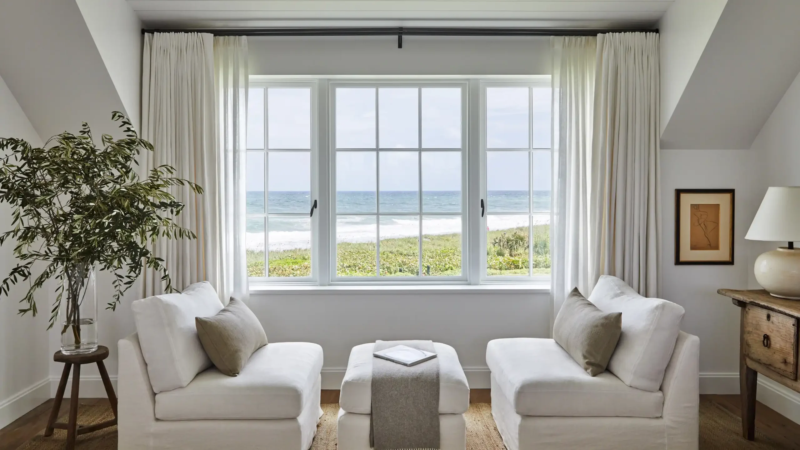 Halten Sie den Stil rund um die Wohnzimmerfenster schlicht