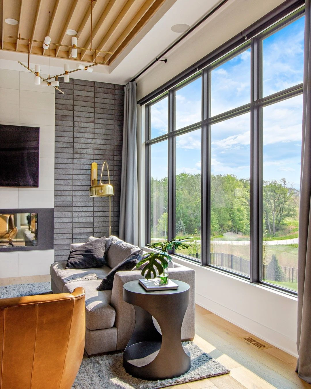 Идеи для окон в гостиной с панорамными окнами