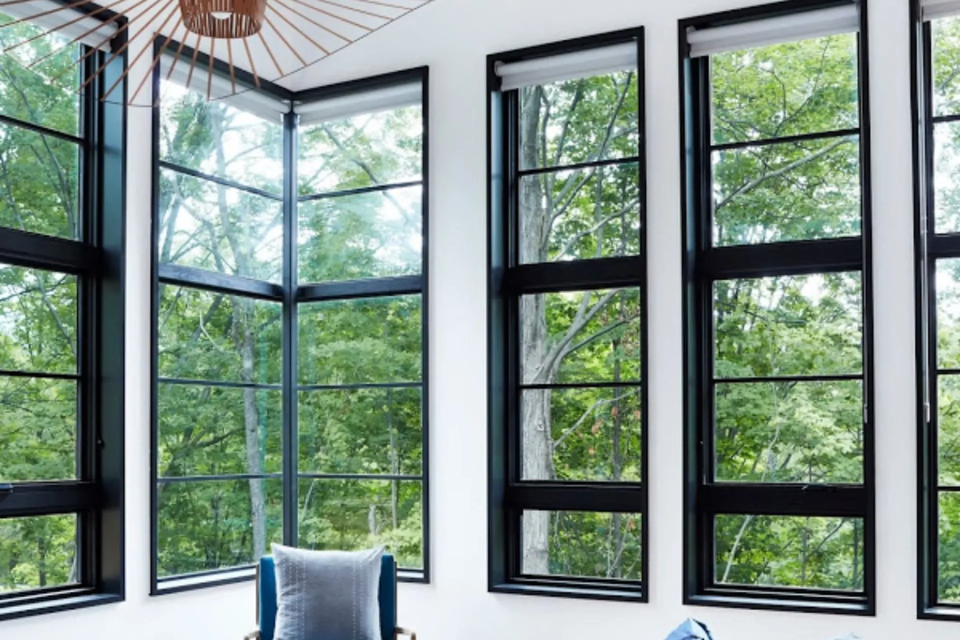 モダンなリビングスペースの黒いフレームのコーナーオーニング窓