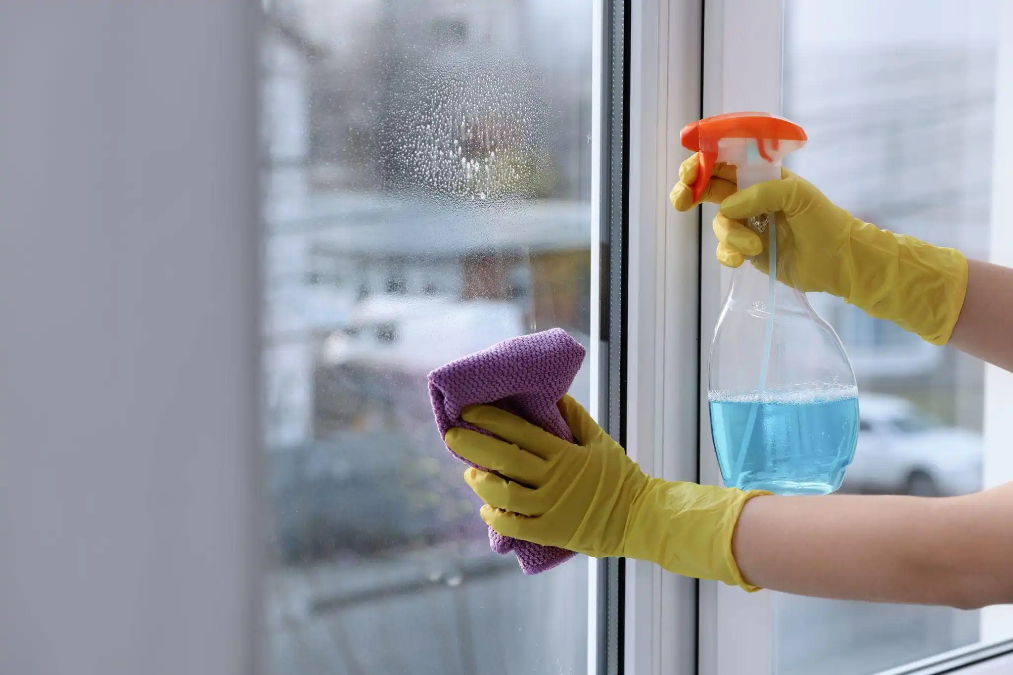 Cleaning sliding window glass with spray and cloth