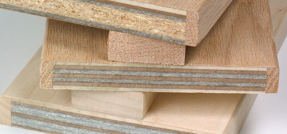 Primer plano de materiales de madera en capas para marcos de puertas.