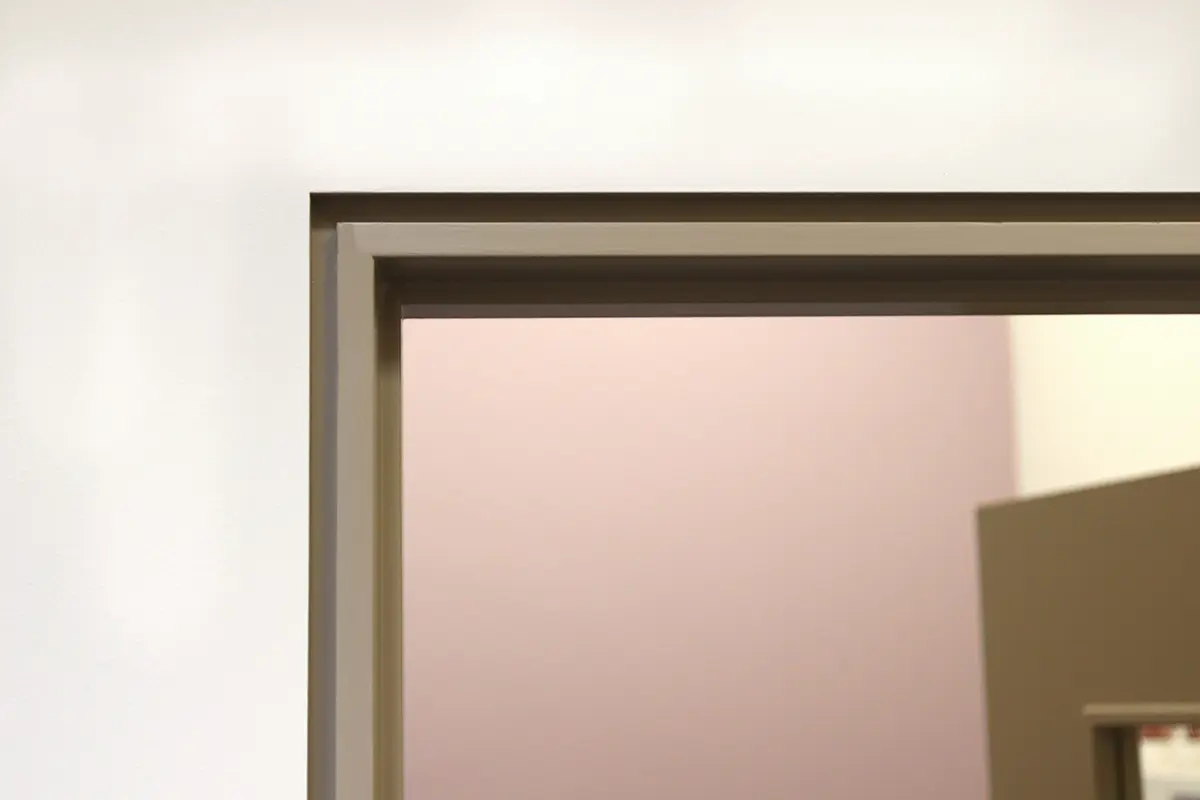 Primer plano del marco y la jamba de la puerta de metal que muestra la estructura.