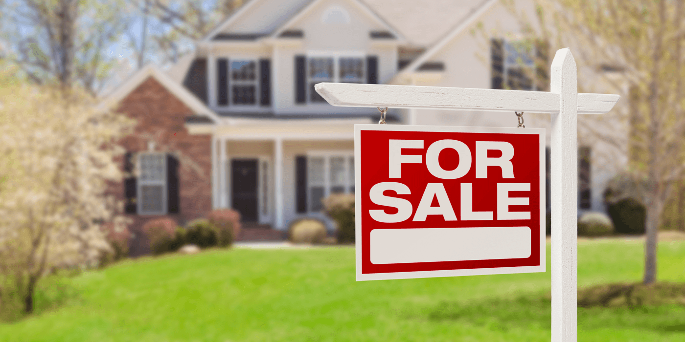 Дом с табличкой «Продается» во дворе