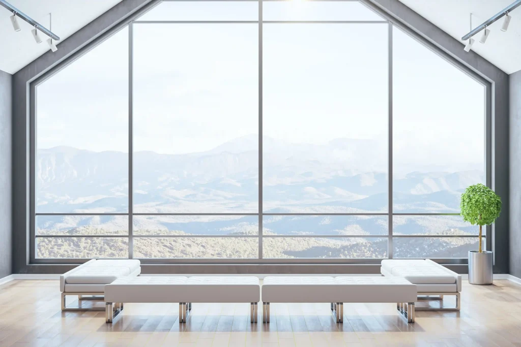 Moderna mansarda con finestre panoramiche