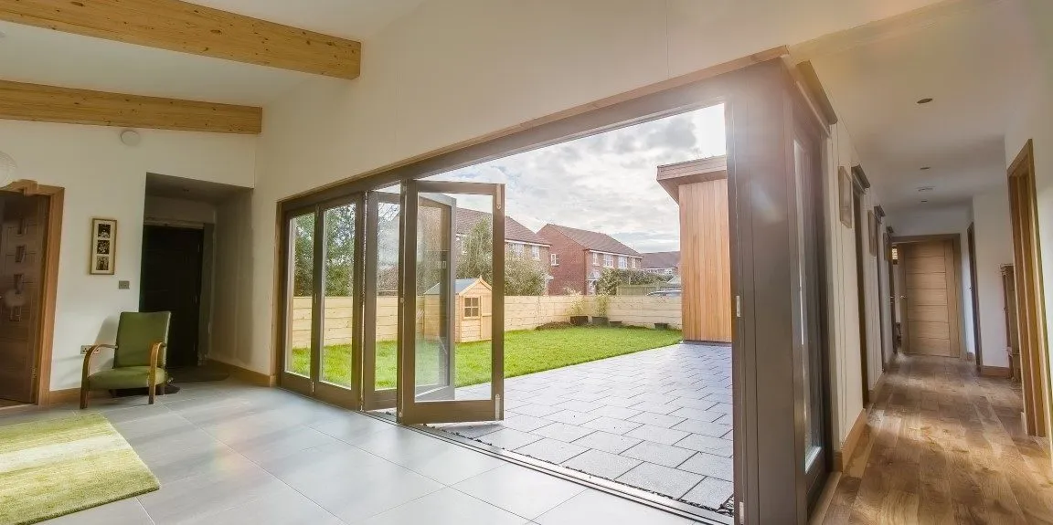 파티오와 정원 전망을 감상할 수 있는 현대식 알루미늄 접이식 도어를 열어보세요