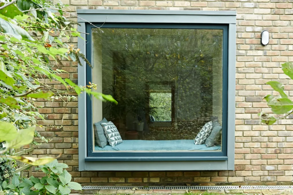 Baie vitrée extérieure de style Oriel à l'étage supérieur