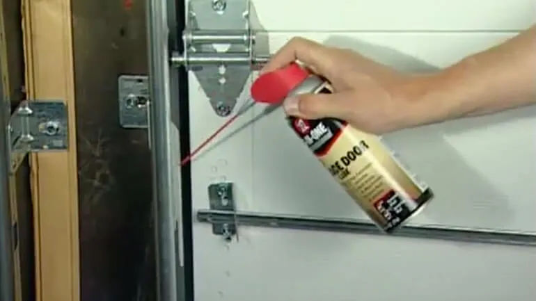 Aplicação de lubrificante no mecanismo de trilho da porta deslizante