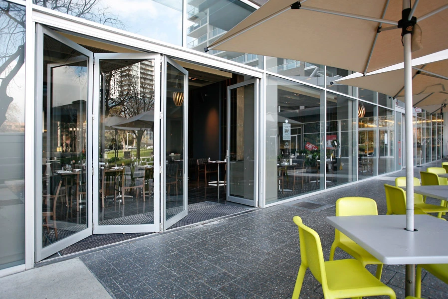 Porte d'entrée pliante pour façade de restaurant moderne