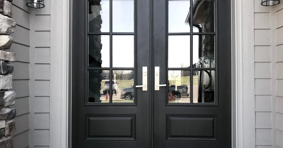 분할 유리 패널이 있는 검은색 이중 현관문