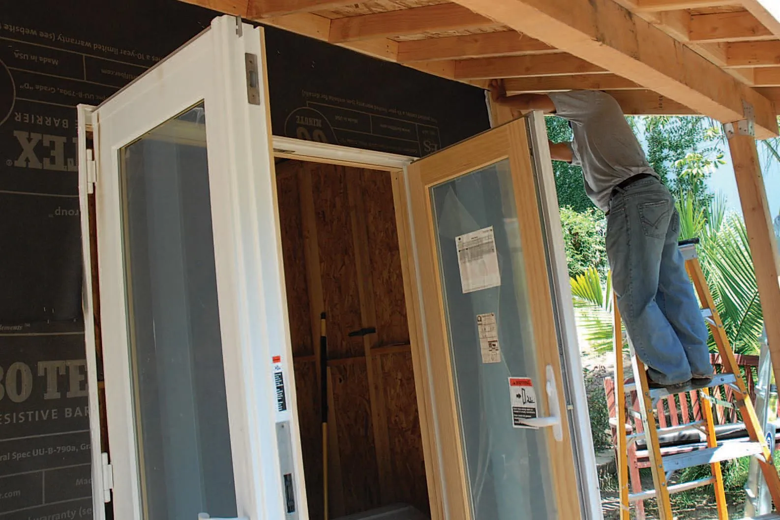 Contratista que instala puertas francesas exteriores