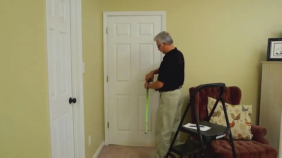 Темные гладкие двери в современном дизайне интерьера спальни