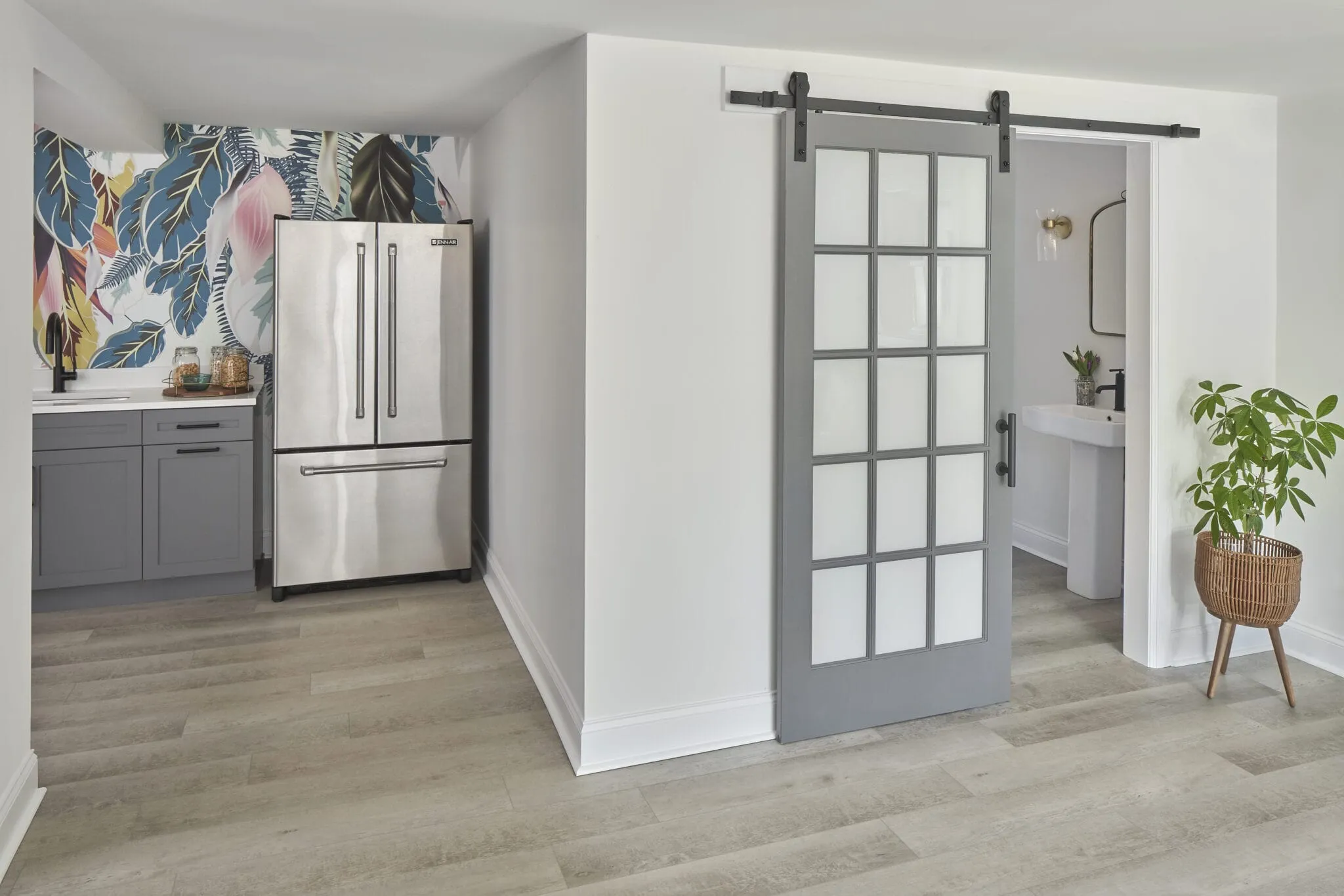 Матовая стеклянная дверь амбара ведет в небольшую ванную комнату.