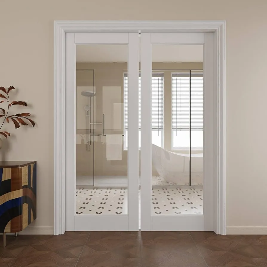 Des portes coulissantes en verre révèlent une salle de bain lumineuse