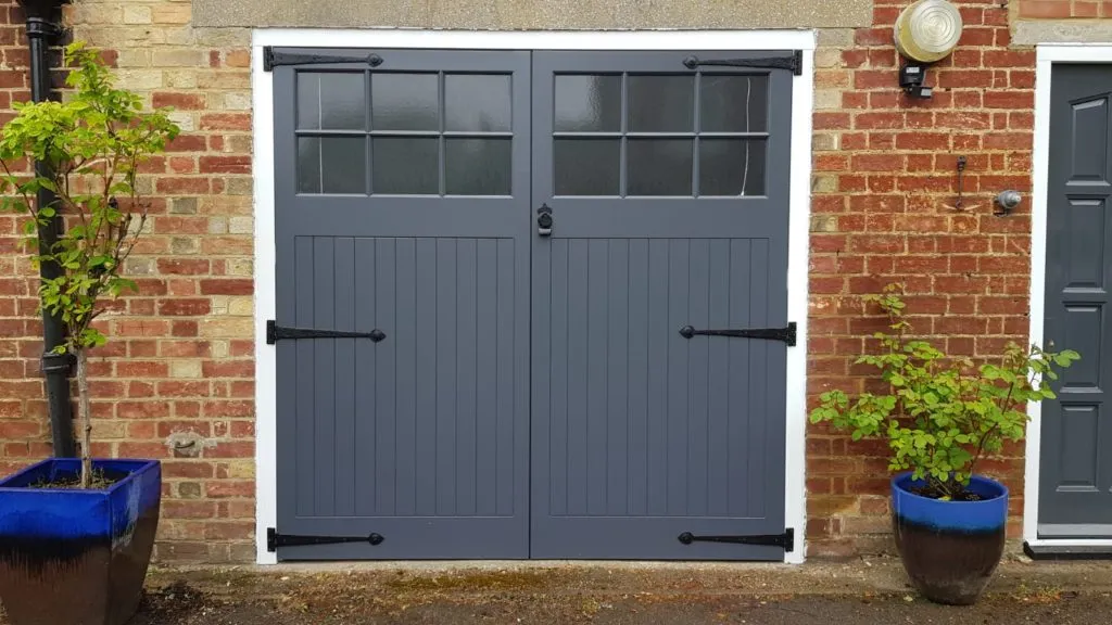 Portas de garagem com dobradiças laterais cinzas e ferragens pretas