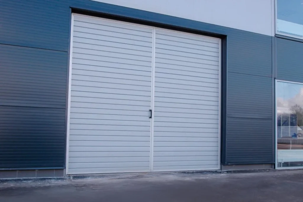 Magazzino industriale con grandi porte metalliche incernierate