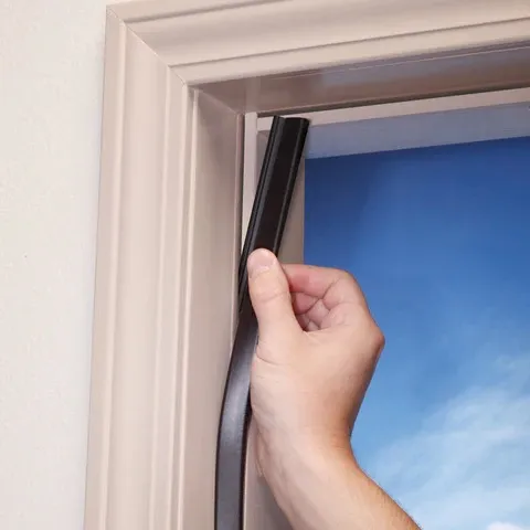 Inspeção da vedação contra intempéries na moldura da porta deslizante