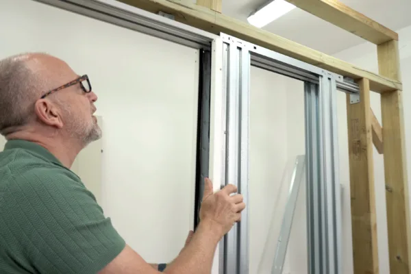Установка металлического каркаса для системы раздвижных дверей
