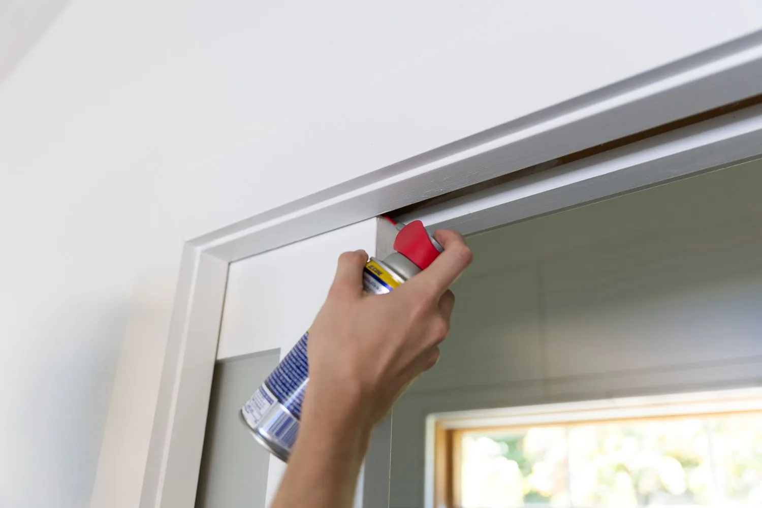 Смазка направляющих раздвижных дверей спреем-смазкой