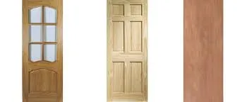 Мужчина измеряет белую панельную дверь в желтой комнате