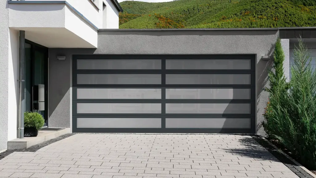 Puerta de garaje moderna de aluminio con paneles esmerilados.