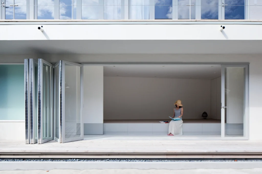 Porte-fenêtre pliante moderne ouvrant sur l'espace extérieur