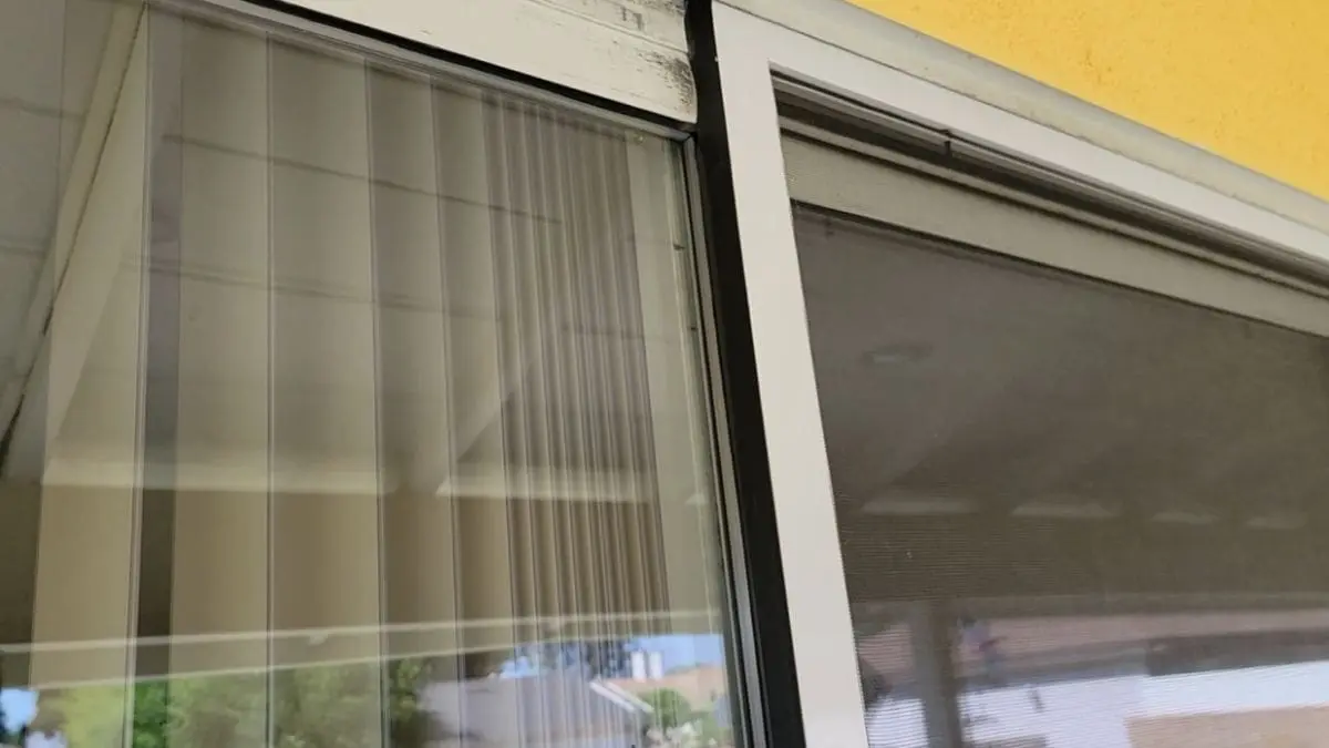 Puerta corrediza mal sellada con problemas de fugas de aire