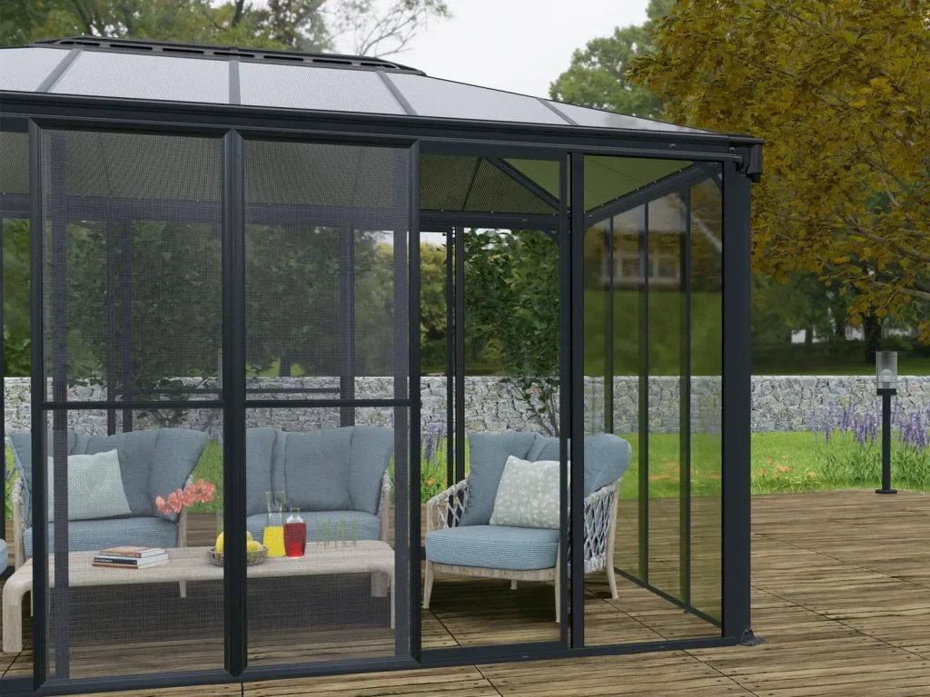 Porta della veranda schermata con vista sul giardino