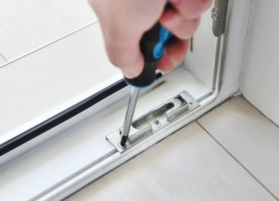 Destornillador para ajustar la cerradura inferior de la puerta francesa