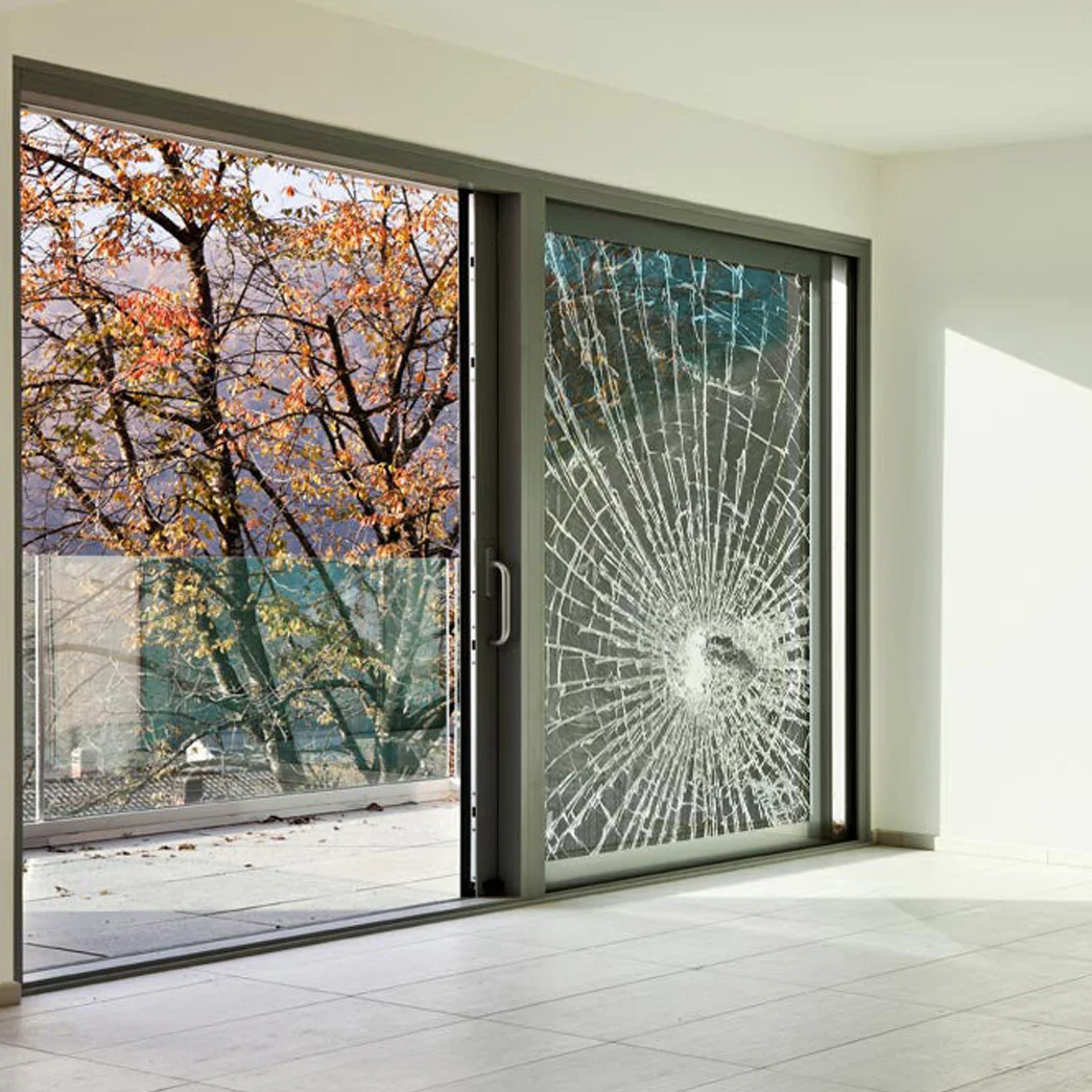 Porta de correr com vidro decorativo de segurança rachado