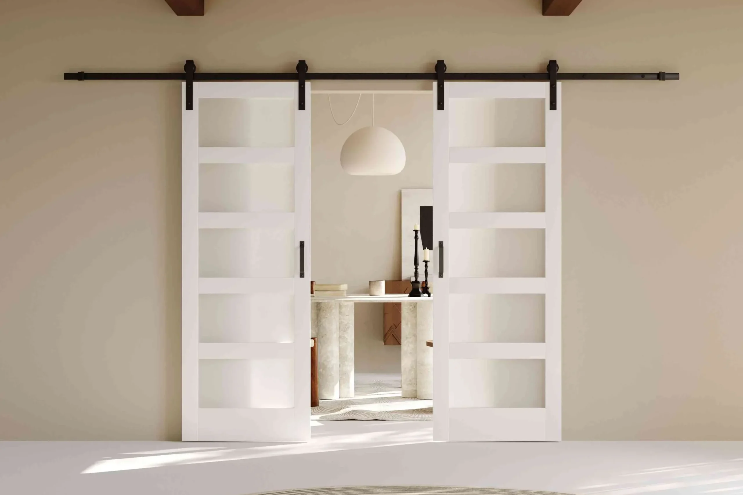 أبواب حظيرة منزلقة بيضاء مع ألواح زجاجية